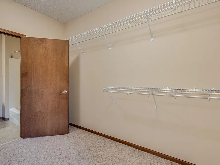 Oaks Glen Lake Apartments — Photo 10
