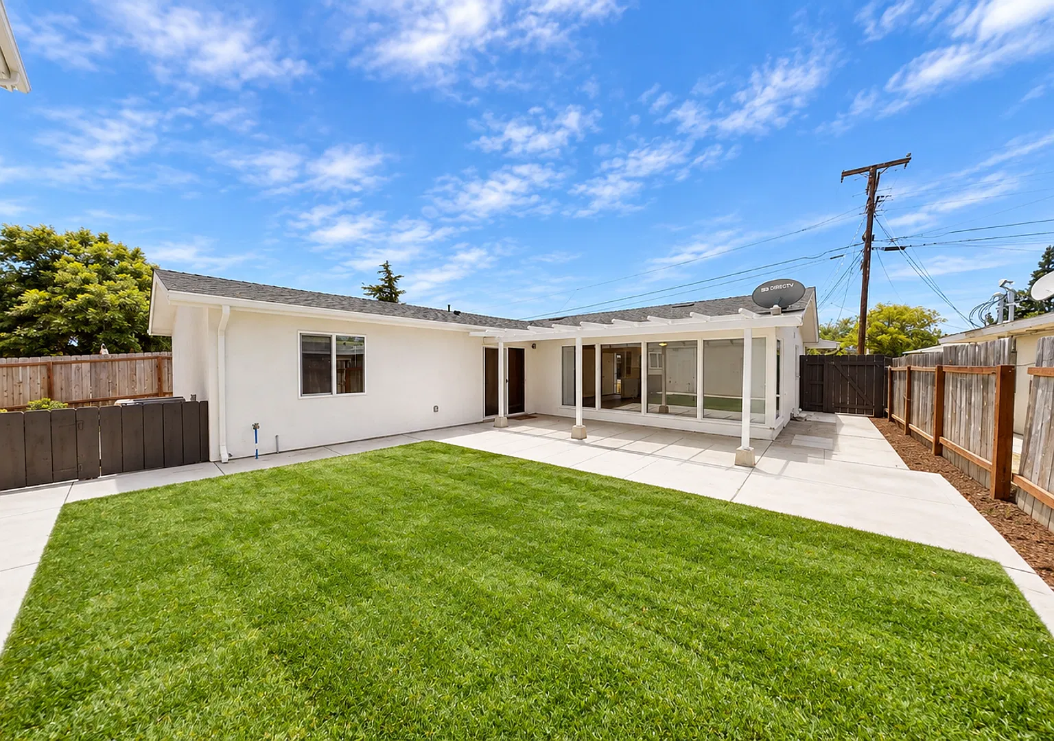 Beautiful home on Tipton with private yard!! — Photo 2