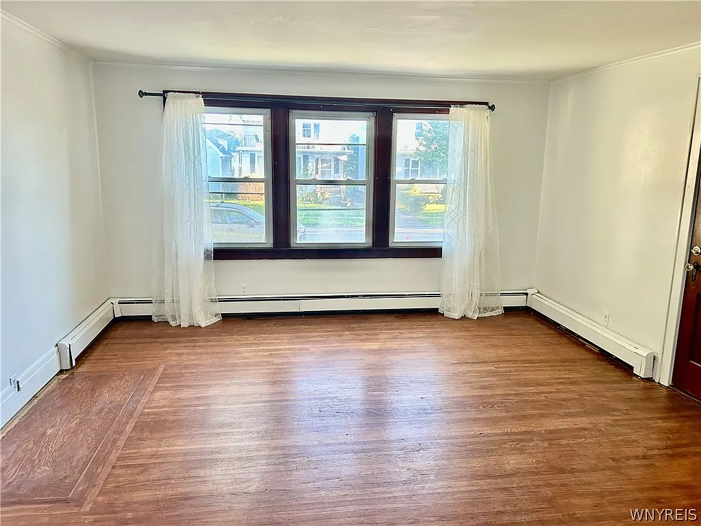 3 bed, 1.0 bath, 2255 sqft, $1,750 — Photo 2