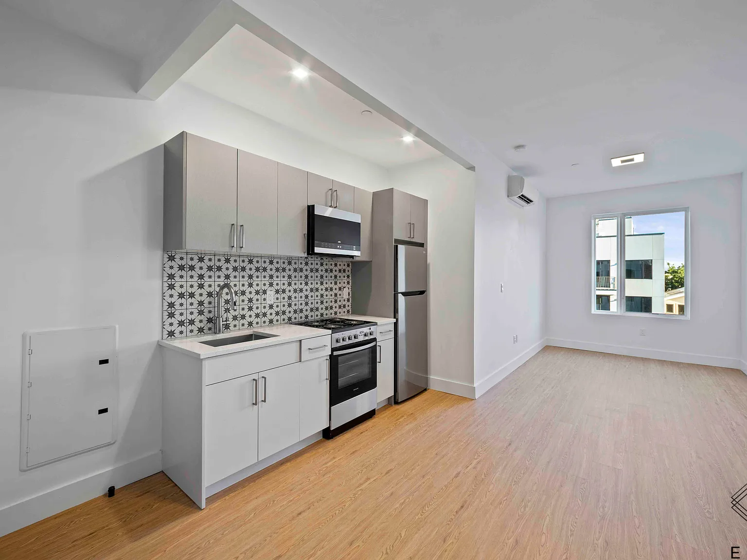 156 Erasmus St — Photo 2
