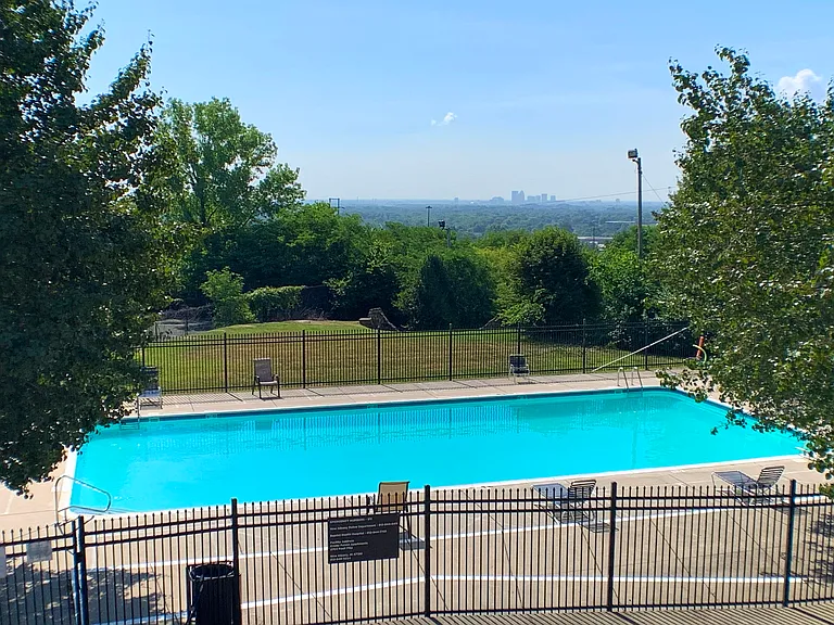 Knobs Pointe Apartments — Photo 10