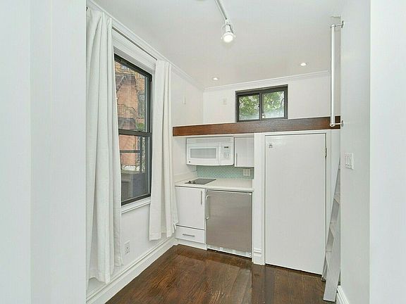 2nd image of 102 Greenwich Ave APT 10