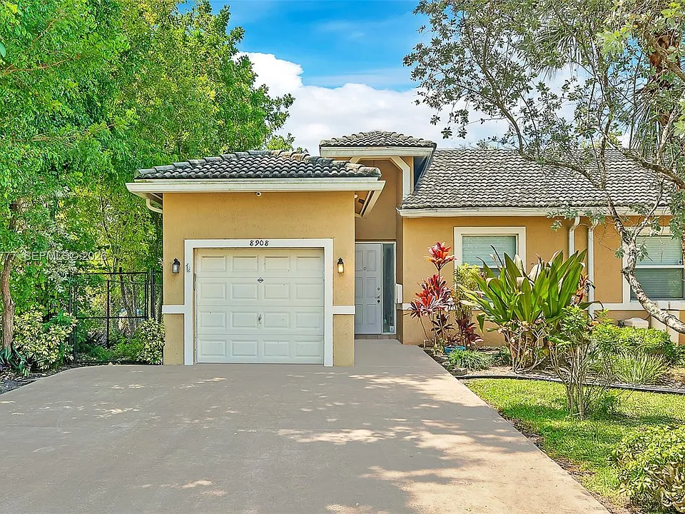 8908 NW 40th St
