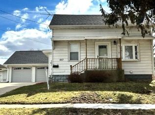 857 W Jefferson Dr, Freeport, IL 61032