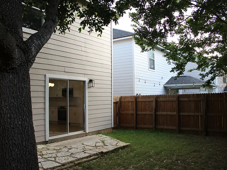 414 Hampton Cv — Photo 18