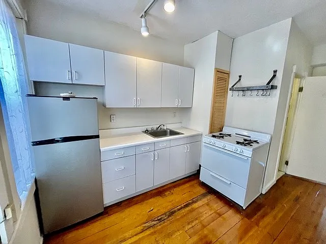 13 Charter St #4F