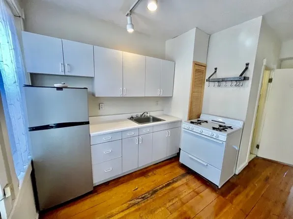 13 Charter St APT 3F, Boston, MA 02113