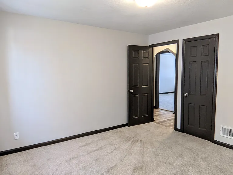 1104 S 32nd St — Photo 14
