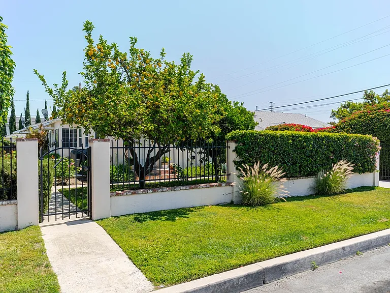 5618 Riverton Ave — Photo 3
