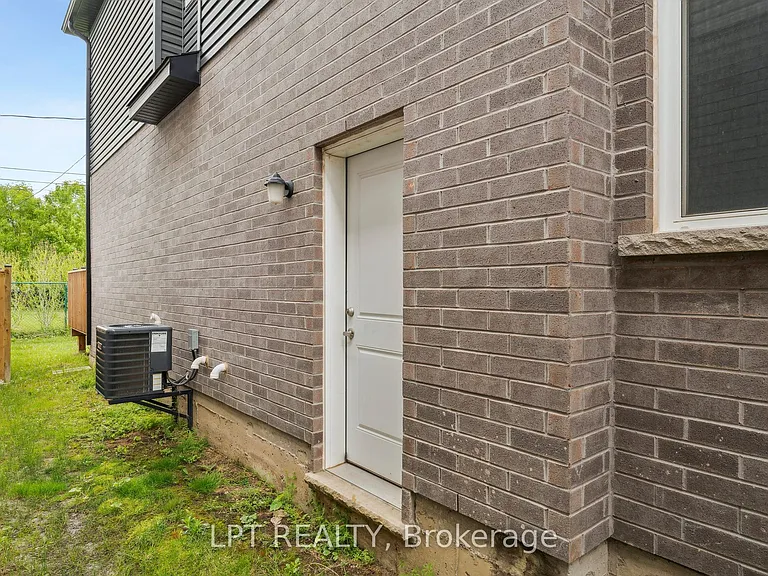 217 Louise St — Photo 29