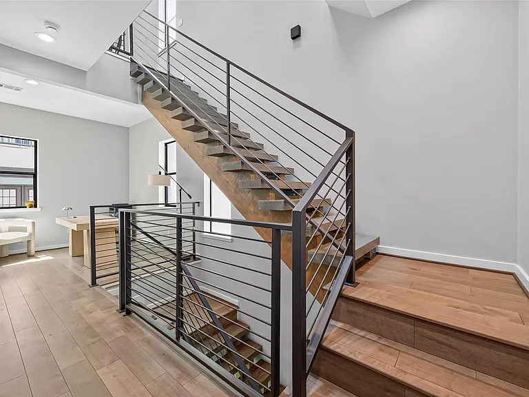 607 Memorial Heights Dr — Photo 18