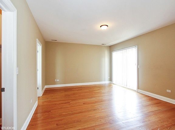 5th image of 471 E Bowen Ave Unit 2