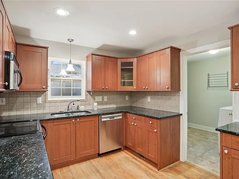 99 Bates Ave NE — Photo 7