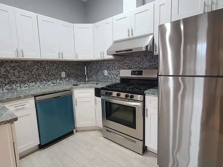100 Griffith St #3L — Photo 4