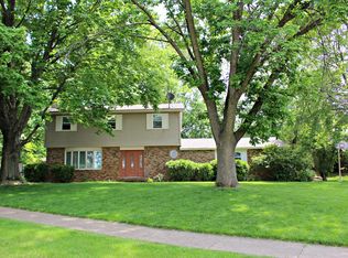 6716 N Camelot Rd, Peoria, IL 61615