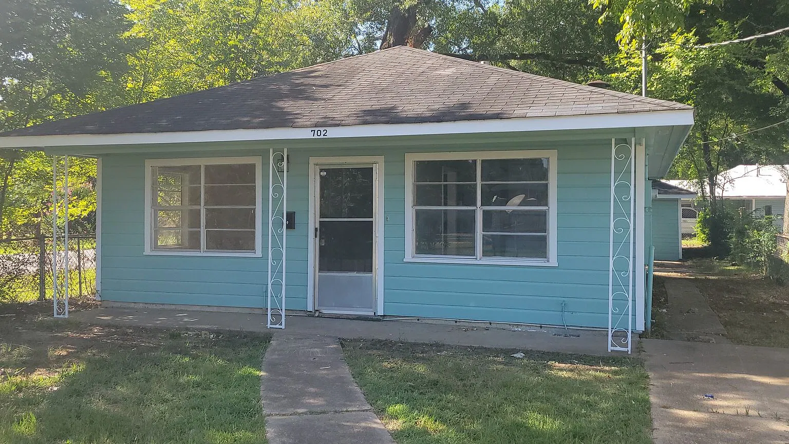 Adorable 3 bedroom/1 bath house with Central Air and Heat! — Photo 1