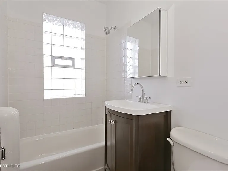2452 W Addison St #3A — Photo 10