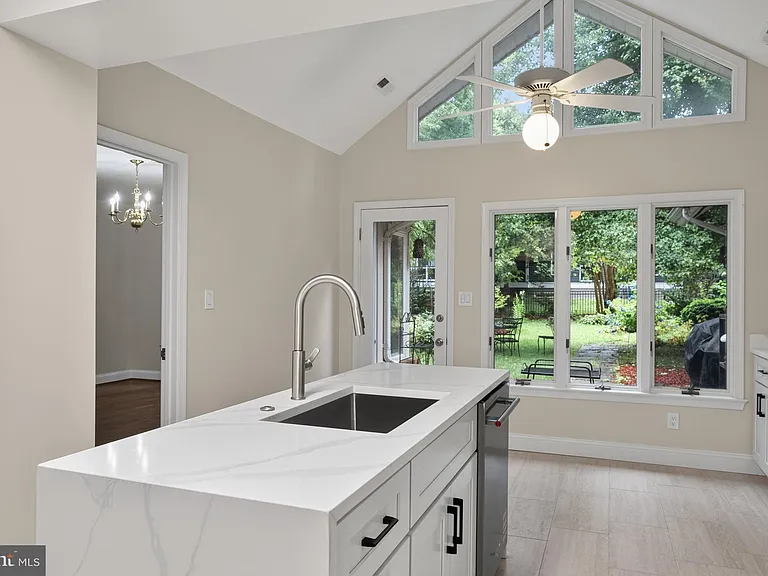8023 Washington Ave — Photo 24
