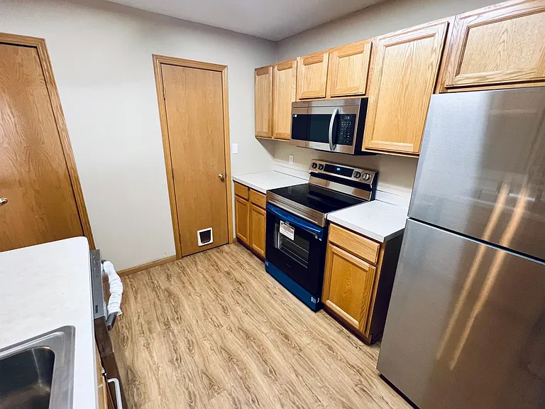 Kitchen (angle 2)