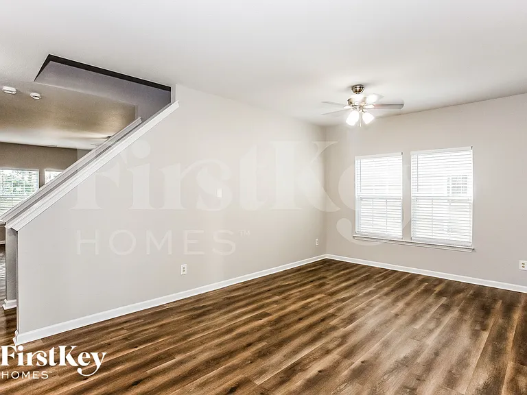 727 Sinclair Dr — Photo 3