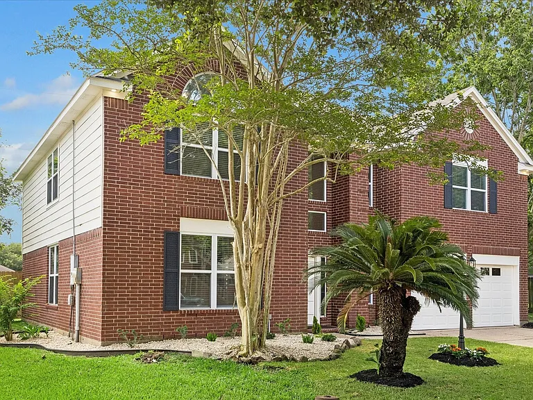 1306 Hunter Wood Dr — Photo 2