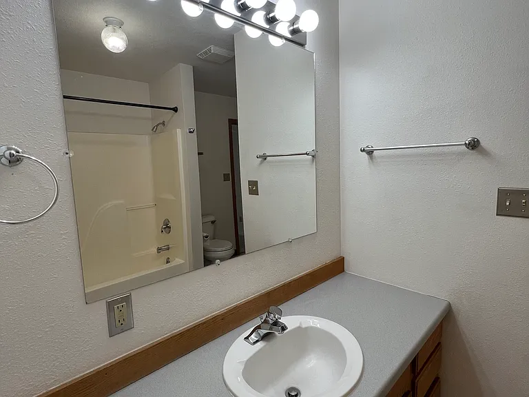 1627 Poplar St — Photo 7