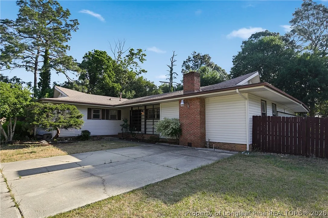 4 bed, 3.0 bath, 2423 sqft, $2,000 — Photo 1