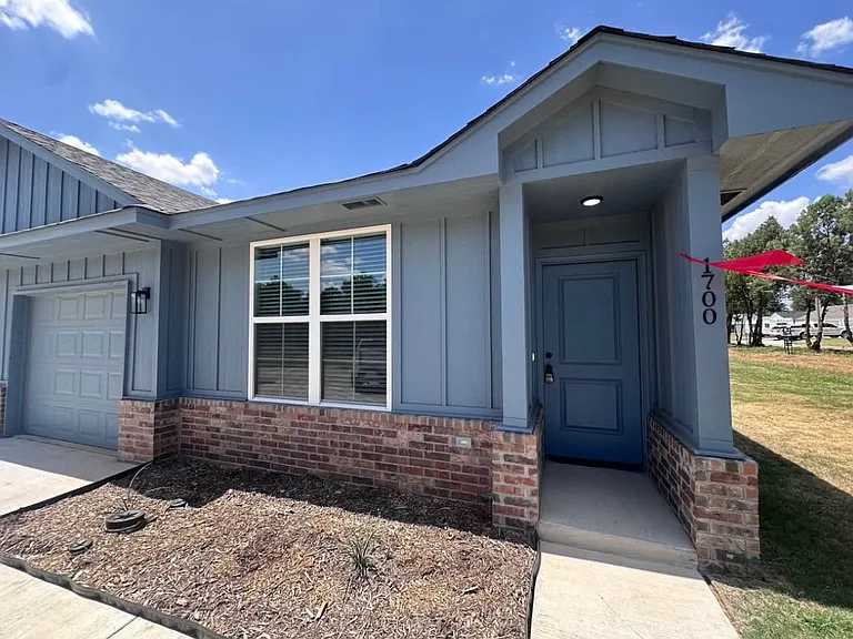 1700 & 1702 E Creek Dr — Photo 10