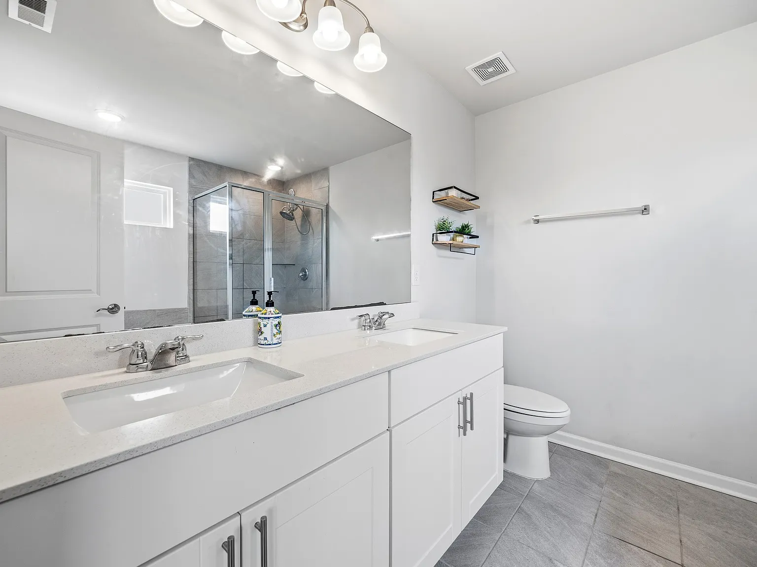 5 bed, 2710 sqft, $2,950 — Photo 3