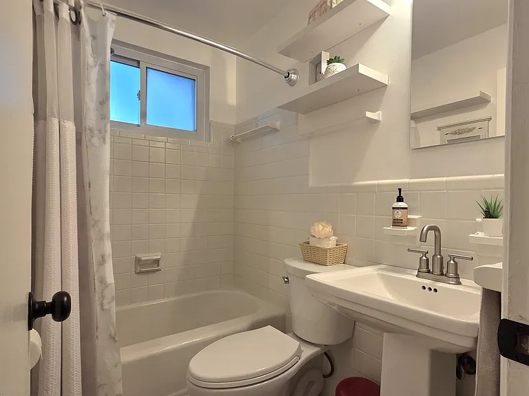1610 Valencia St — Photo 15