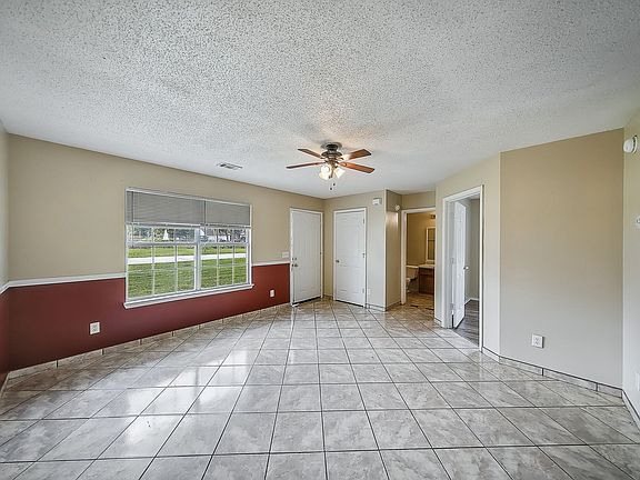 4th image of 102 NW Park St APT 3