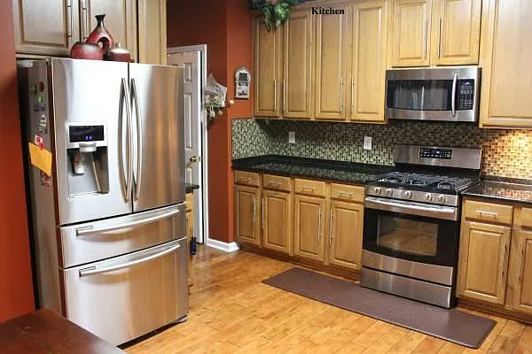 4 bed, 2.5 bath, 2850 sqft, $2,395 — Photo 3