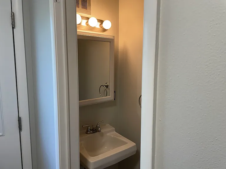 1707 Pennoyer Ave — Photo 10