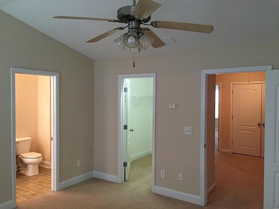 Master w/ Vaulted Ceiling , Lrg Walk-In Closet