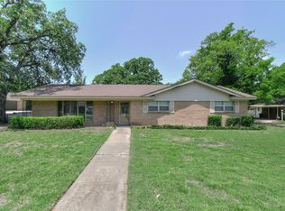 1313 Woodway Dr, Hurst, TX 76053