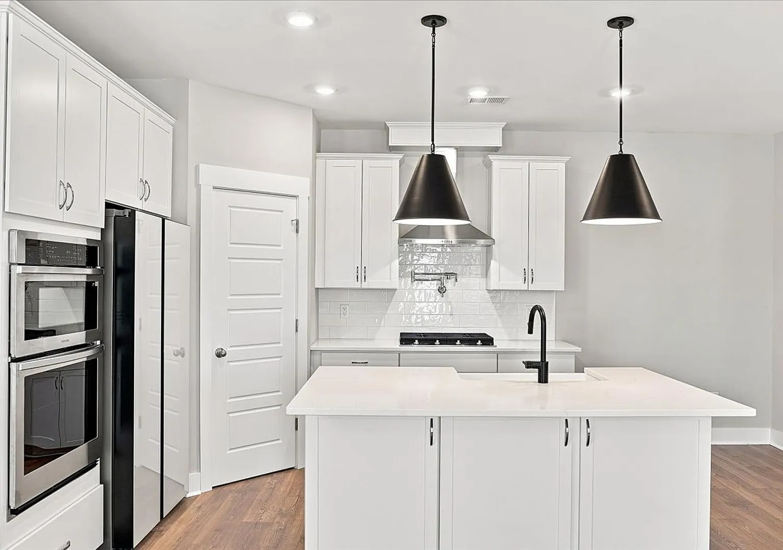 Beautiful 4 Bedroom, 3.5 bath townhome plus additional office/flex space! — Photo 2