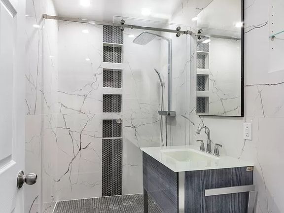 4th image of 320 E 35th St APT 5C