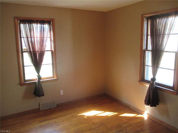 4th image of 2033 Lynn Ave