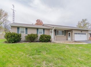 17 McIntyre Dr, Warrensburg, IL 62573
