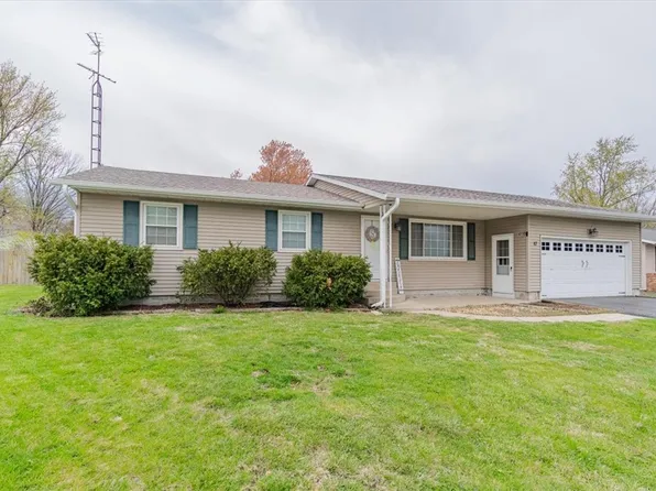 17 McIntyre Dr, Warrensburg, IL 62573