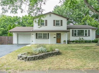 20 Queens Ln, Rochester, NY 14617