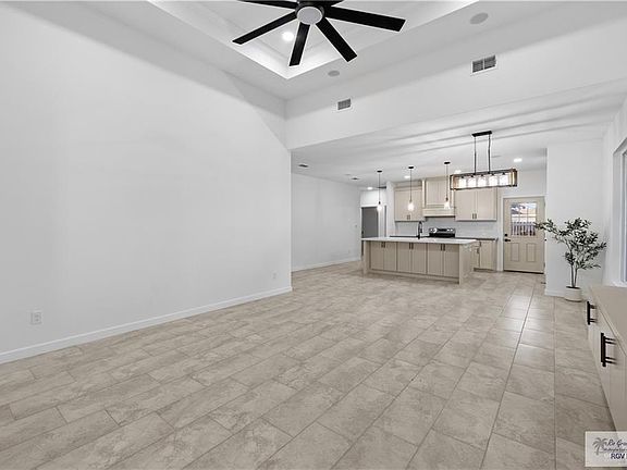 5th image of 2713 E Comal Rd