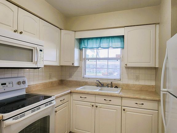 3rd image of 2711 Mineola Dr #1