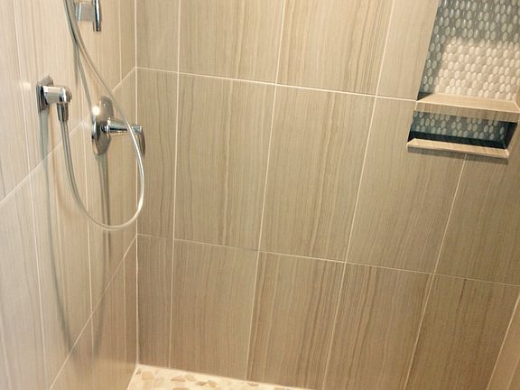 Large master curbless shower