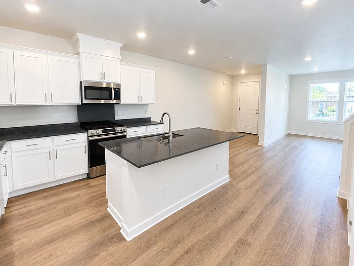 3 bed, 2.5 bath, 1879 sqft, $2,450 — Photo 2