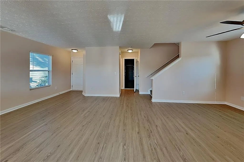 3 bed, 2.5 bath, 2115 sqft, $1,925 — Photo 3