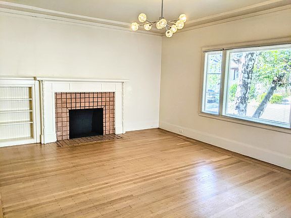Large living room, roughly 18' x 15'