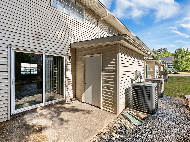 Country Club Apartments — Photo 31