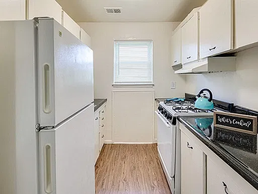 Sequoia Manor Apartments — Photo 2