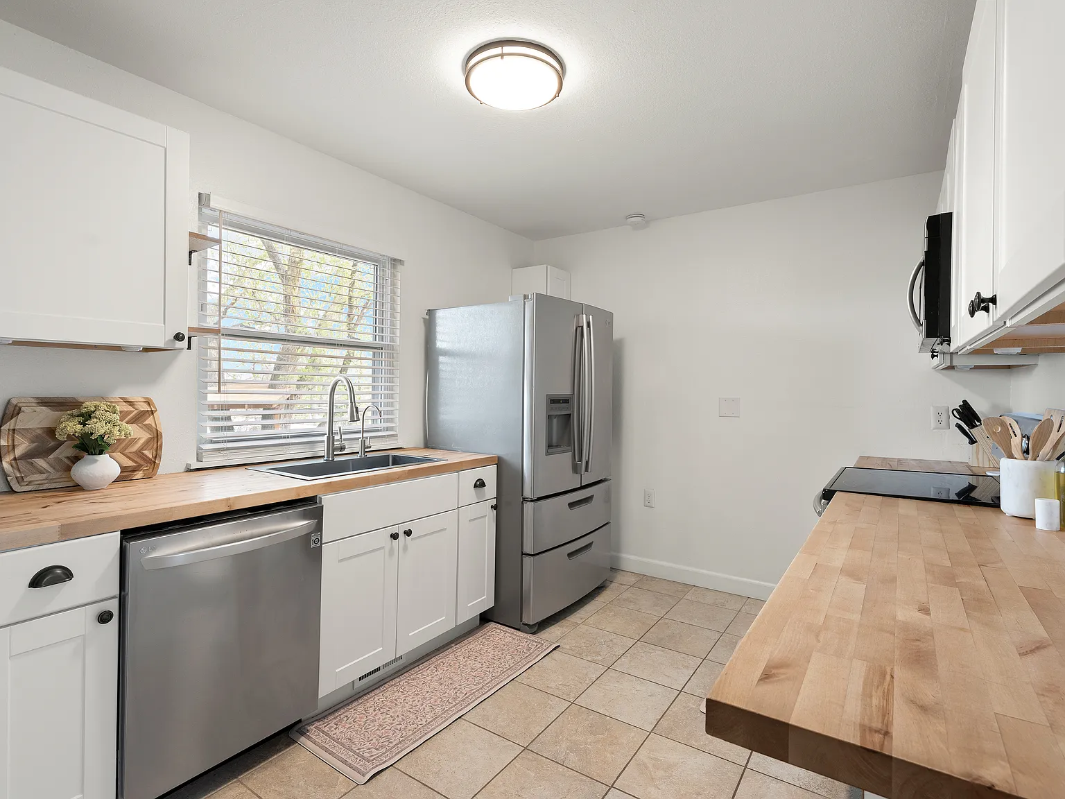2421 N Sage St — Photo 3